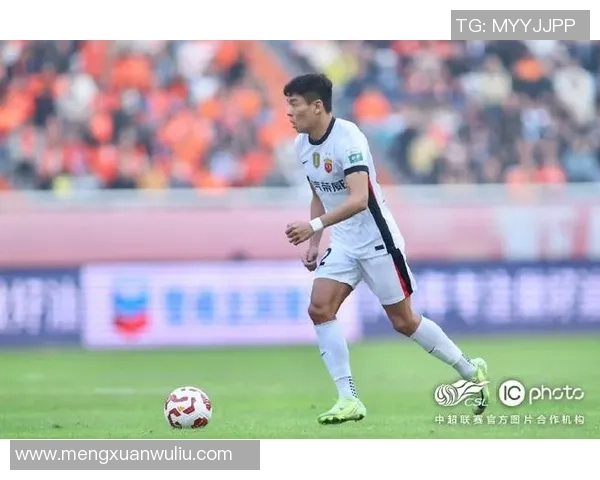 曹星如在国际赛场上挑战日本队展现中国足球新希望